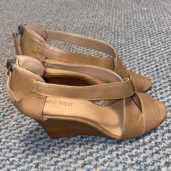 Tan heels - Picture 2 of 4